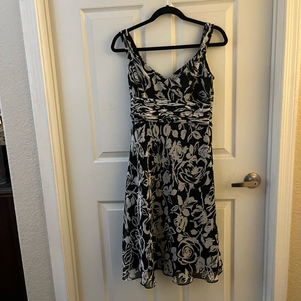 Ann Taylor  Black Background With Gray Flowers , Size 6P